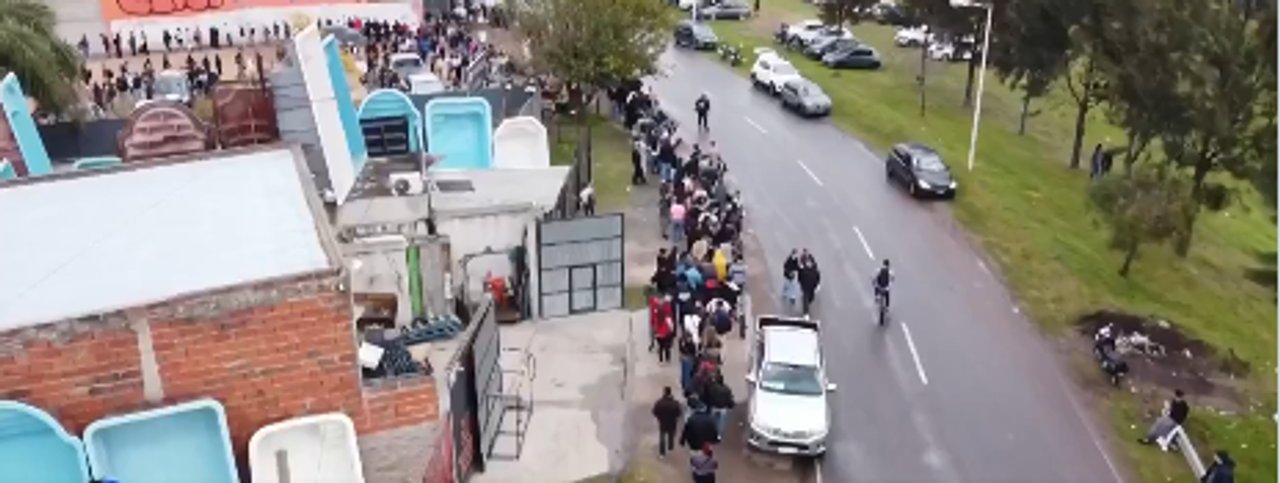 Postulantes haciendo fila para dejar su currículum en el frigorífico Don Theo