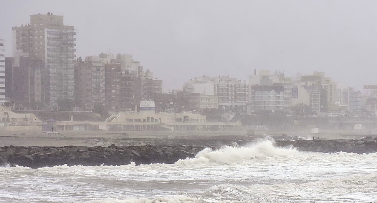 Tras el golpe de la ciclogénesis, extienden el alerta meteorológico en Mar del Plata: esperan ráfagas de 80 km/h