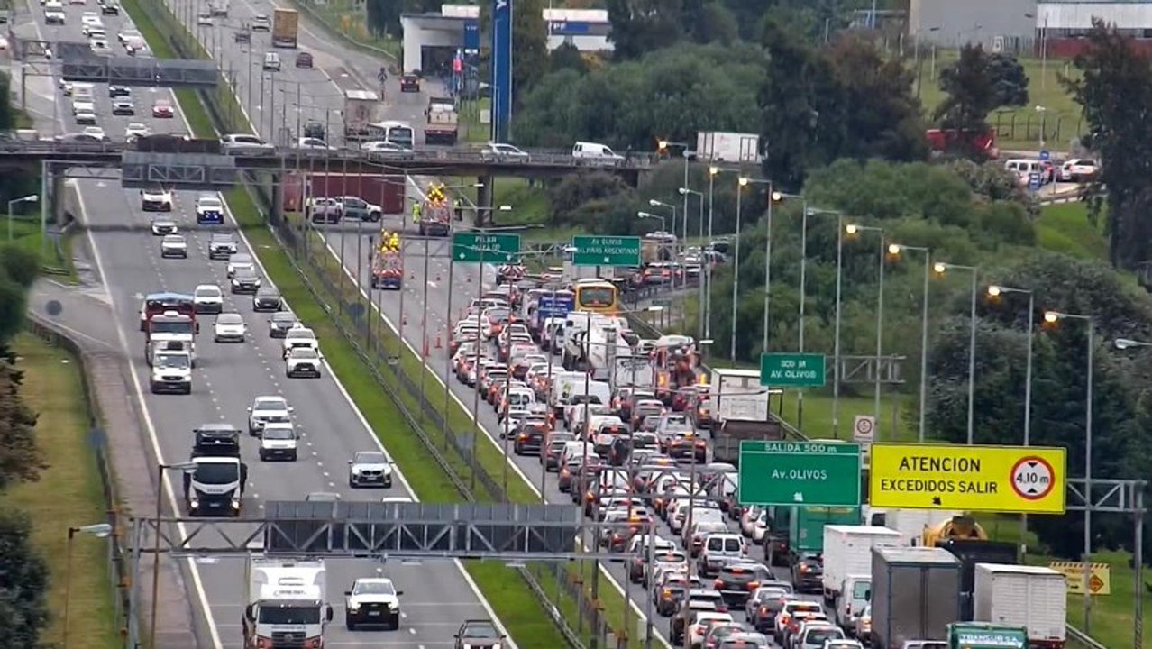Corte total en Panamericana: un camión chocó contra un puente y volcó el container