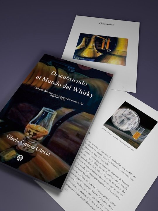 La artista Gisela García Gleria presentando su libro sobre whisky y arte