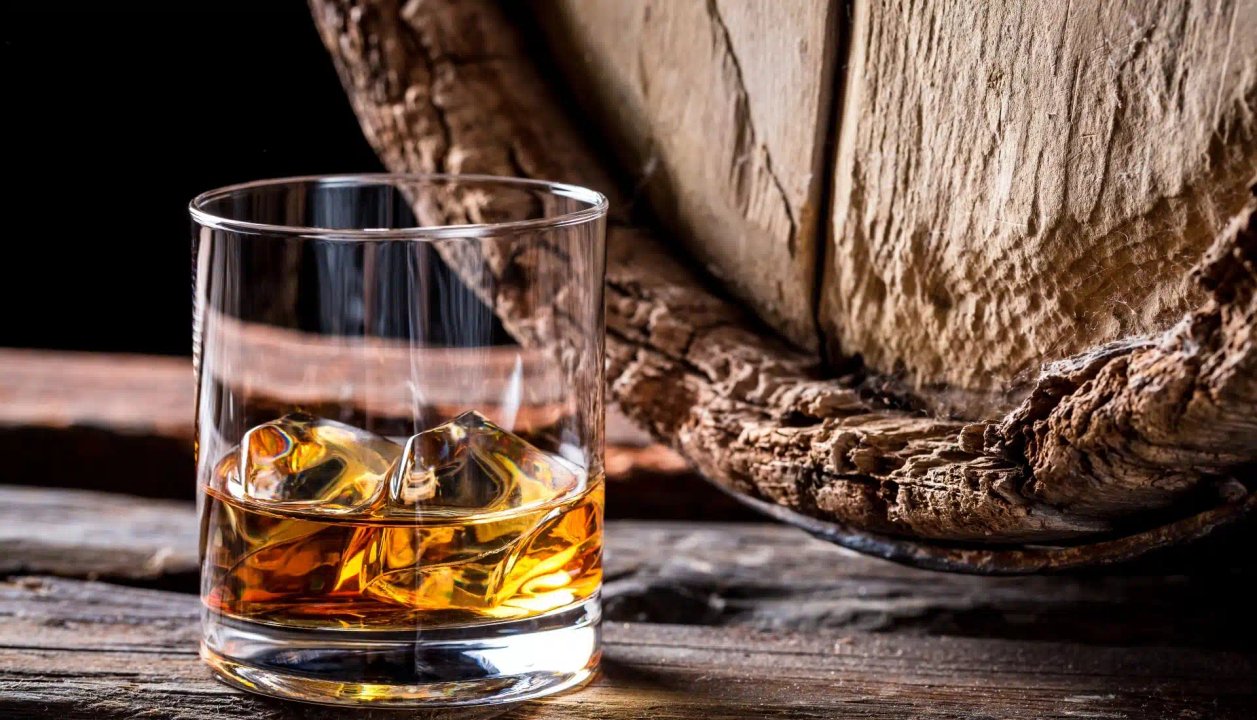 Una artista argentina explora el universo del whisky en un libro que combina divulgación y pintura