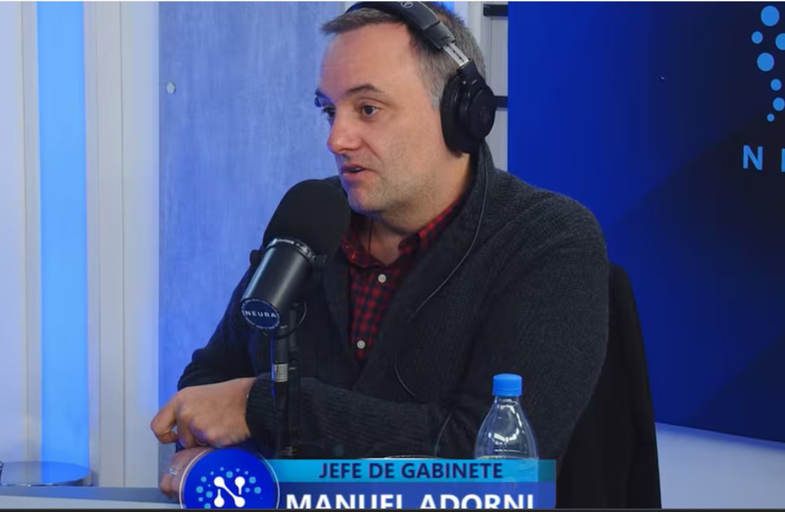 Manuel Adorni durante una entrevista en streaming