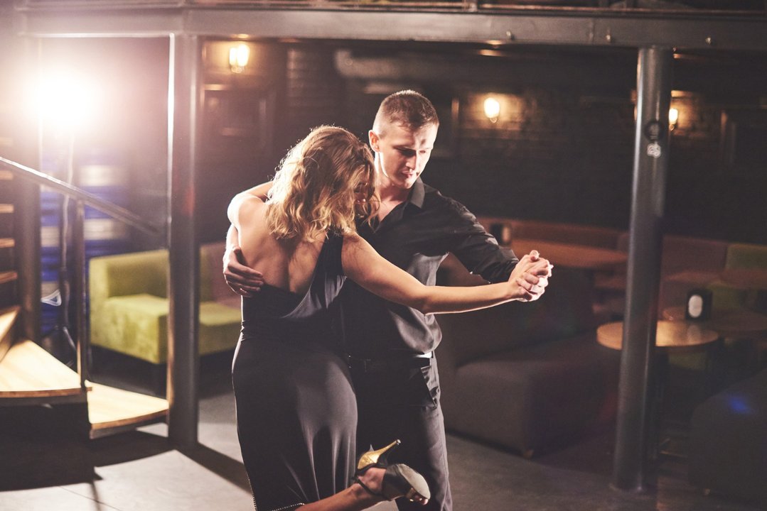 Pareja de bailarines de tango en plena coreografía