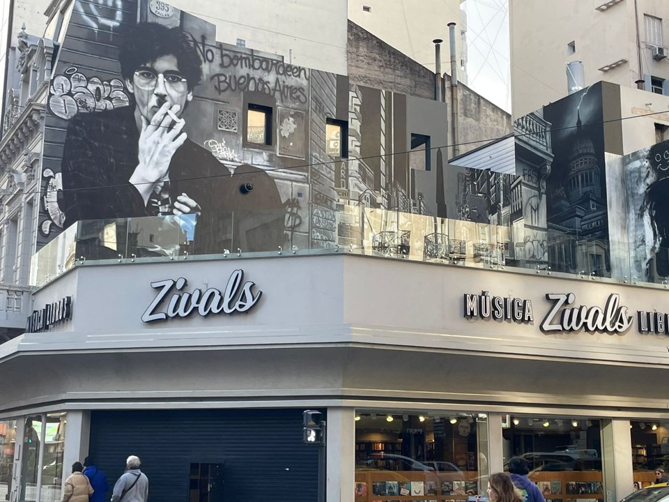 Mural monumental dedicado a Charly García en Corrientes y Callao, obra de Martín Ron sobre la terraza de Zivals