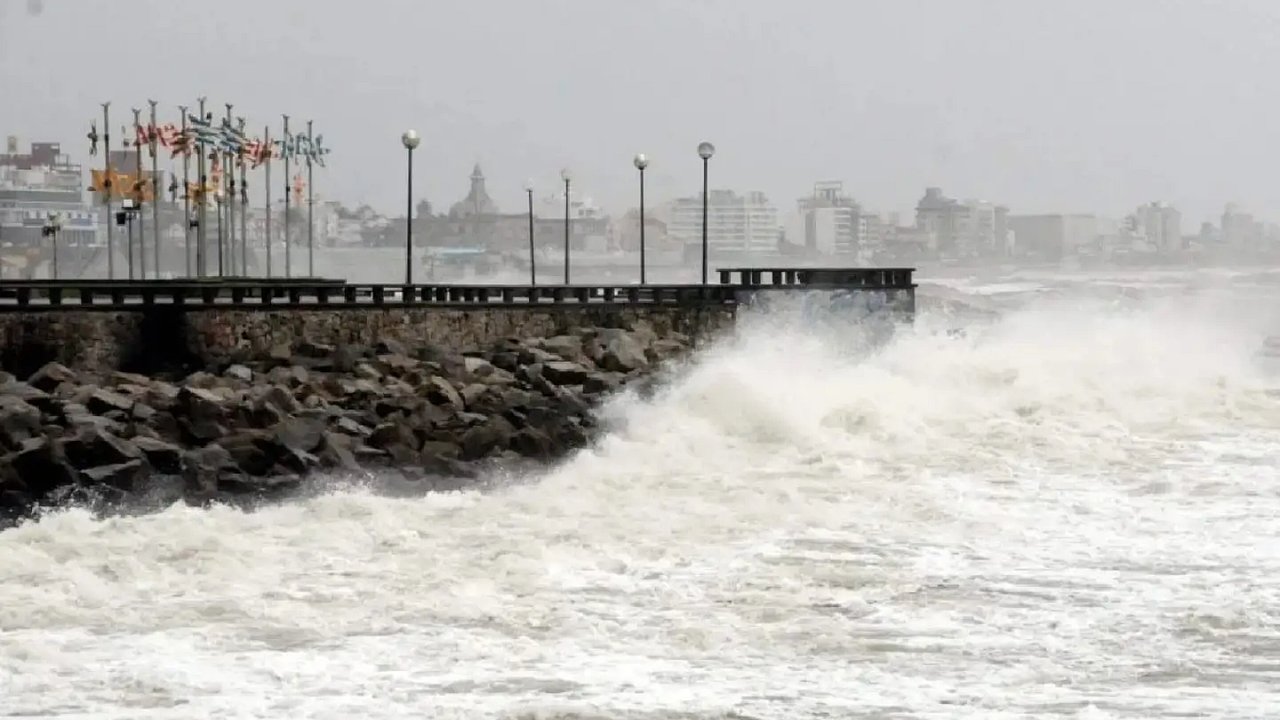 Alerta naranja en la Costa: se esperan vientos de 100 km/h y olas de hasta 12 metros