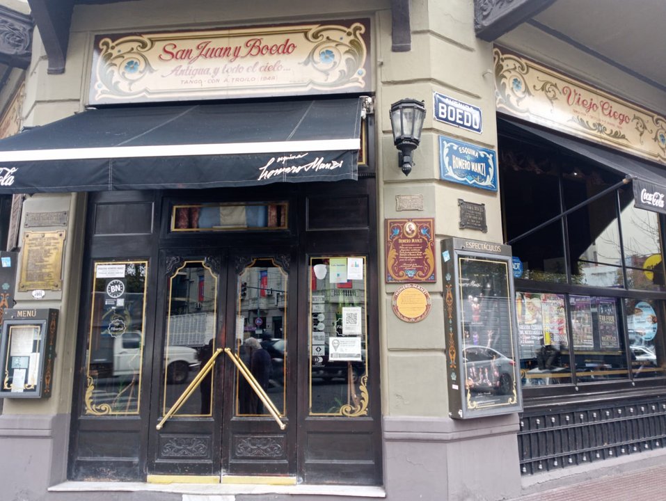 Fachada del café Homero Manzi en Buenos Aires