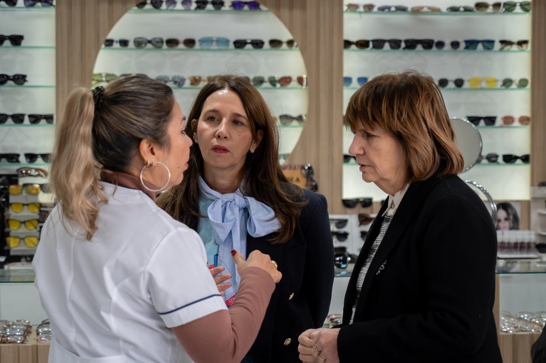 Patricia Bullrich y Pilar Ramírez en una recorrida por Lugano