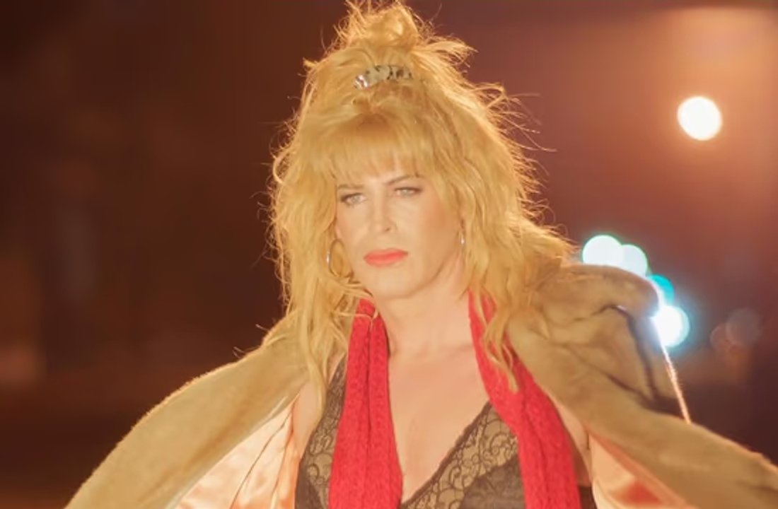 Ulises Puiggrós como Lila en la película Cuatro Estrellas