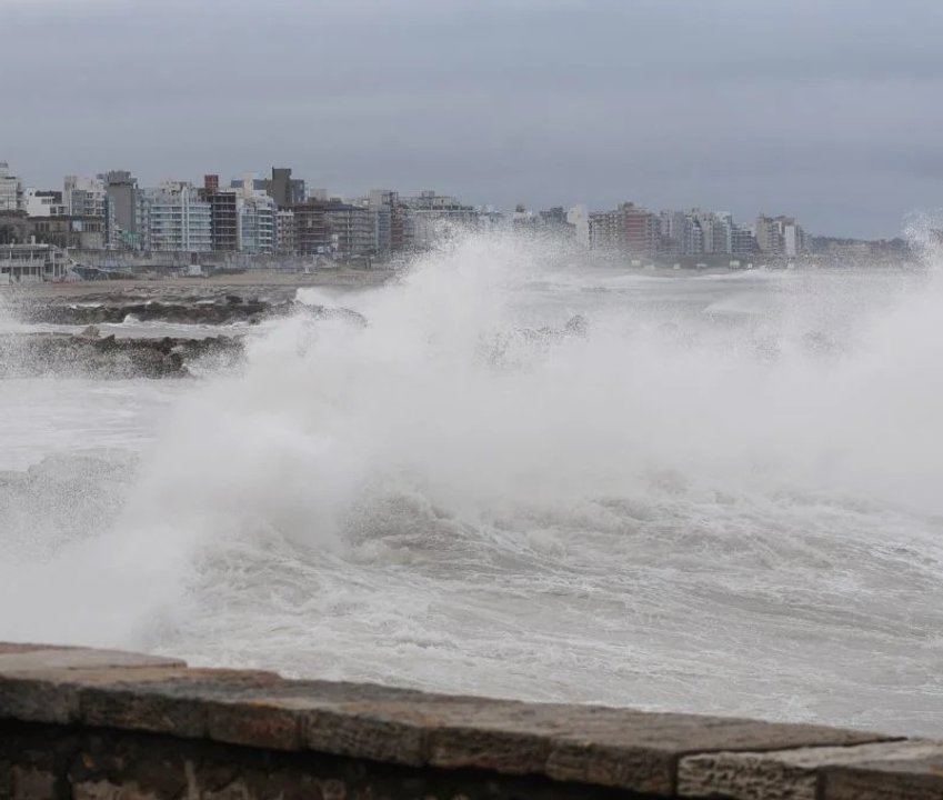 Ciclón extratropical azota la Costa bonaerense con olas de hasta siete metros