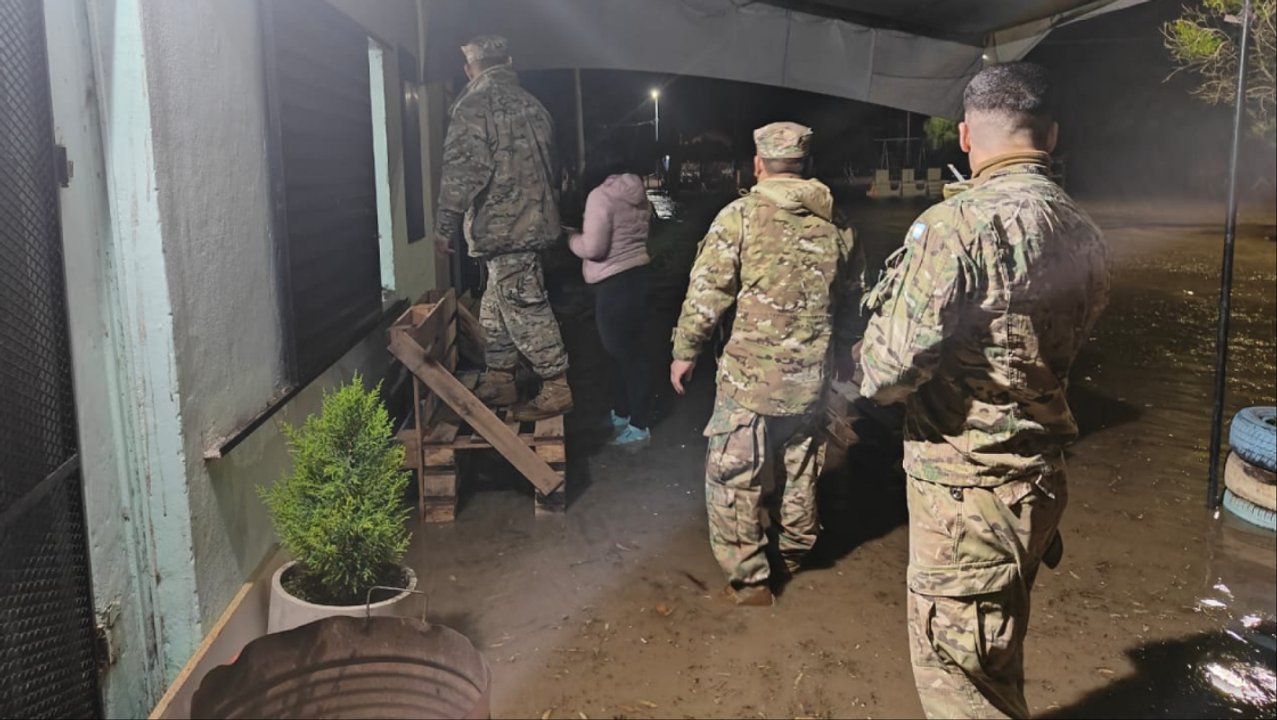 La Armada Argentina evacúa a 12 personas en Villa del Mar por ciclón extratropical
