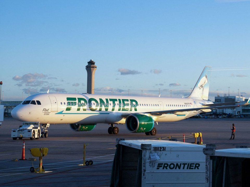 Operativo de emergencia en un avión de Frontier Airlines en Denver