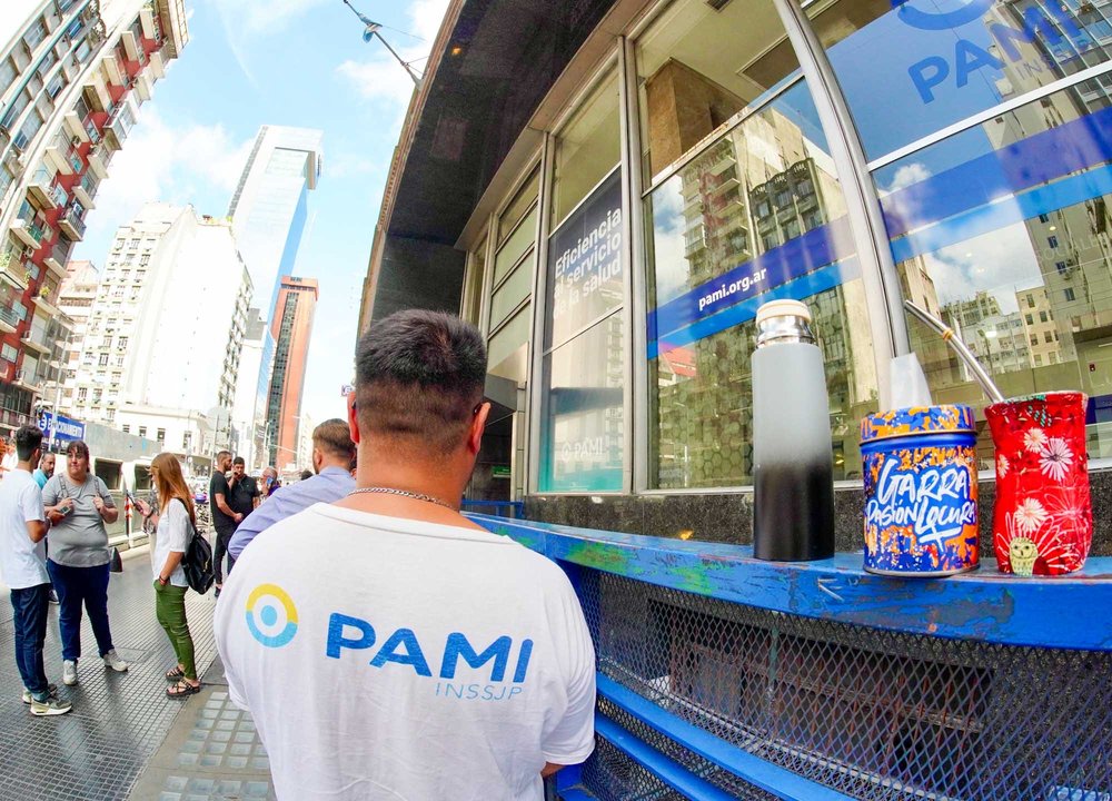Sede del PAMI y jubilados en Argentina