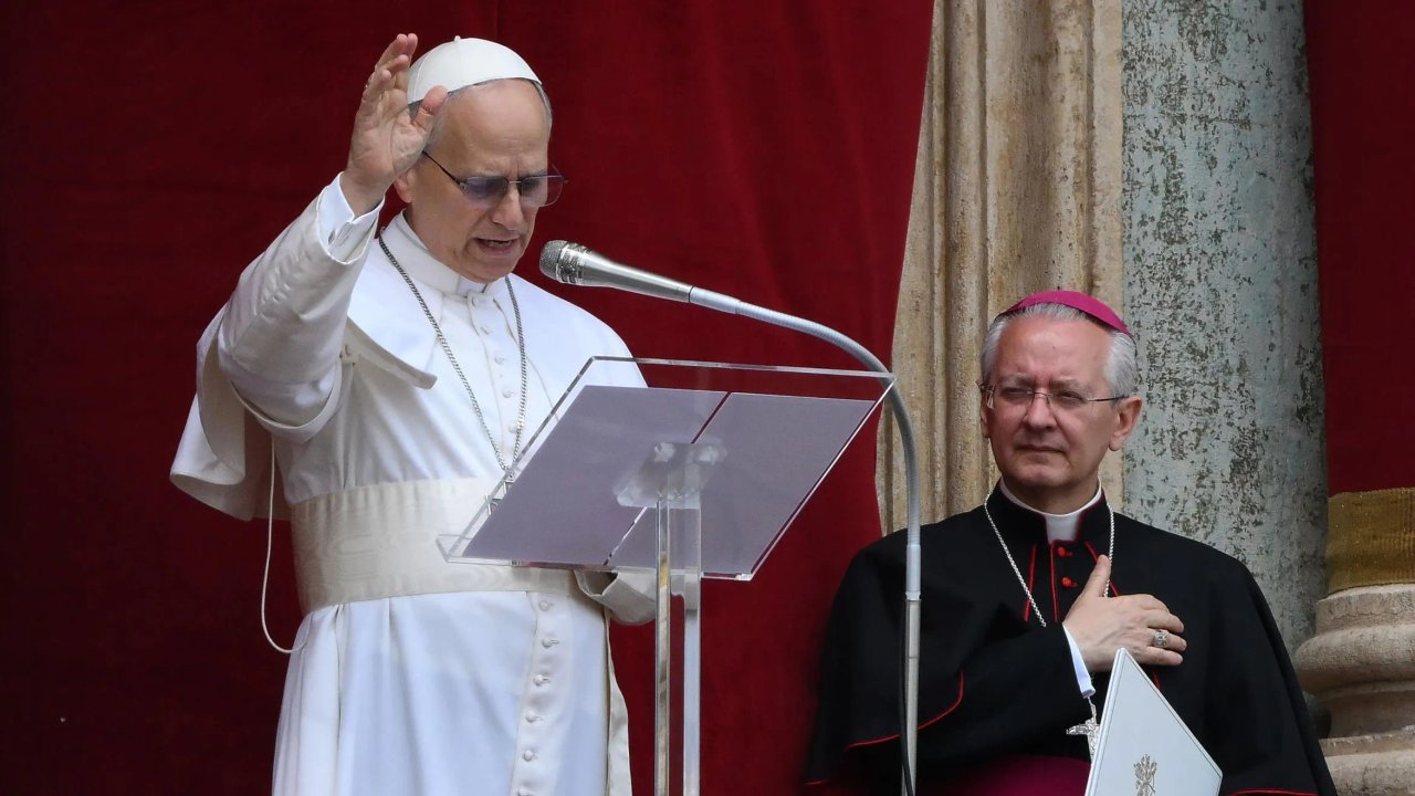 El papa León XIV durante el rezo del Regina Caeli en el Vaticano