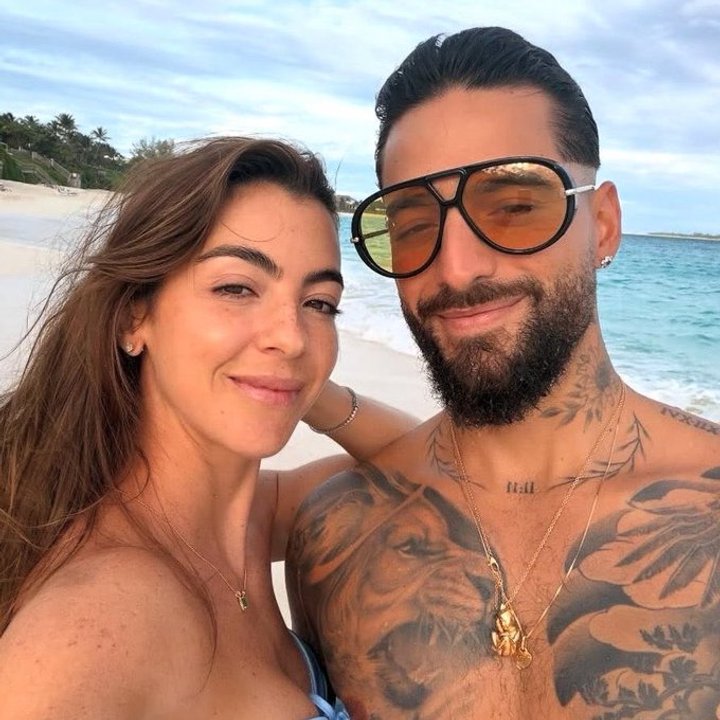 Maluma junto a su pareja Susana Gómez y su hija París anunciando su segundo embarazo