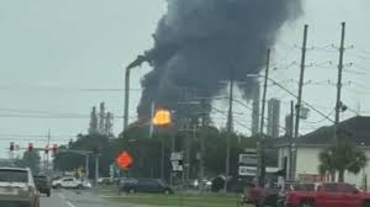 Columnas de humo tras explosión en refinería PBF Chalmette, cerca de Nueva Orleans