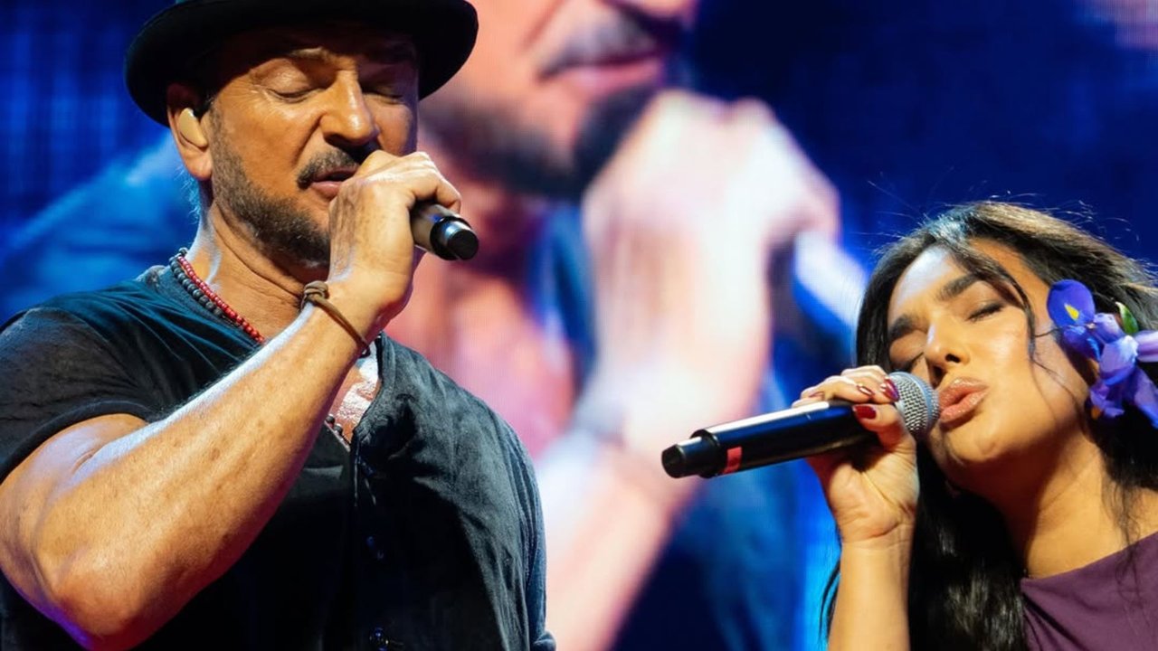 Ricardo Arjona y Ángela Leiva cantando Fuiste tú en el Movistar Arena
