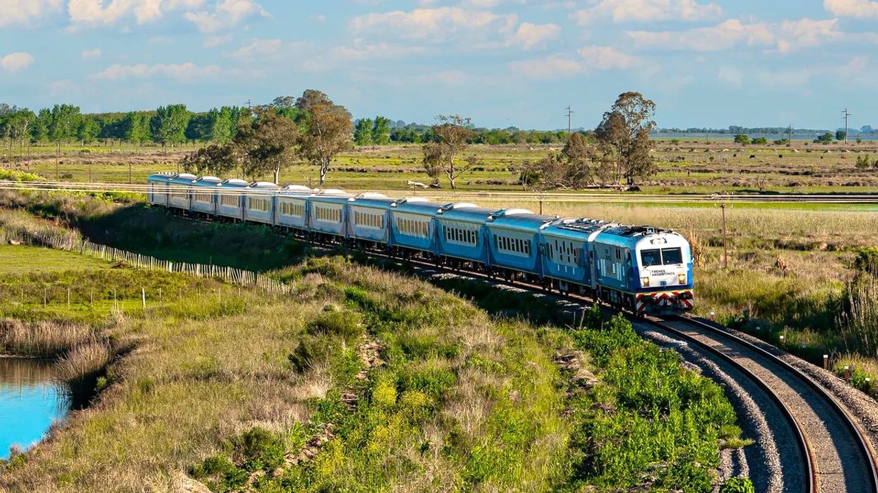 Tren de larga distancia rumbo a Mar del Plata