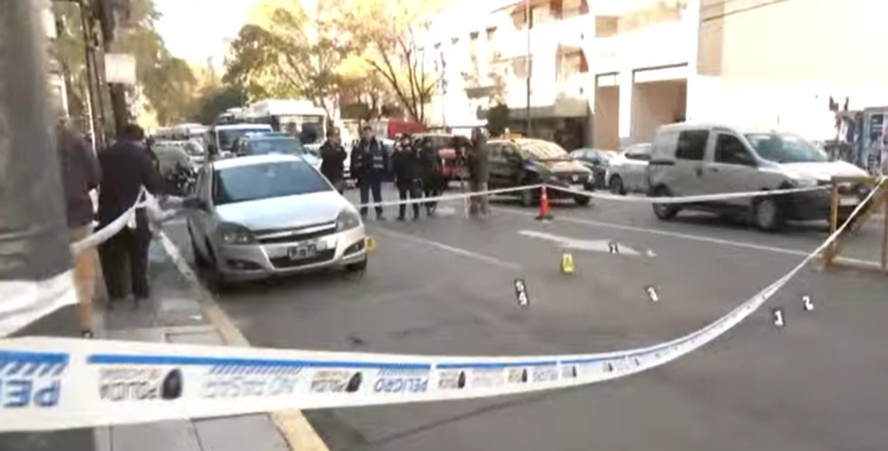 Encuentran auto con sangre y vainas en Once: impactante hallazgo policial