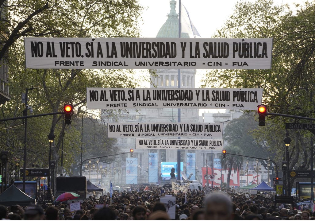Manifestantes en la Marcha Federal Universitaria en Plaza de Mayo