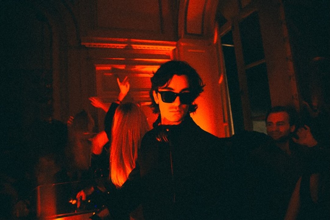 El DJ argentino Jean Massey durante una presentación en vivo