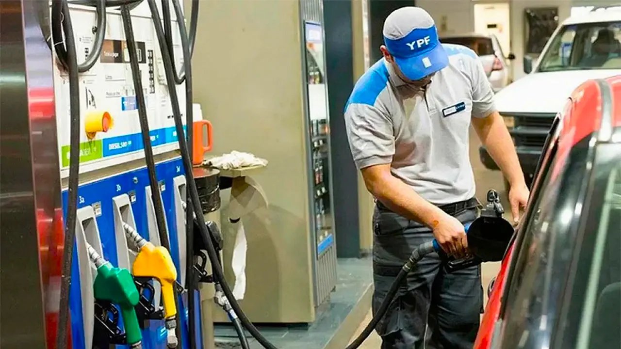 Automóvil cargando combustible en estación de servicio YPF