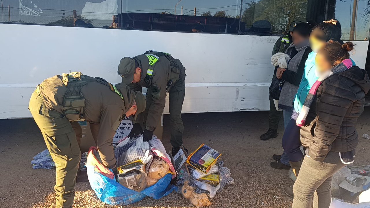 Desmantelan tráfico de drogas: 20 kilos de pasta base y 47 de cocaína en un ómnibus