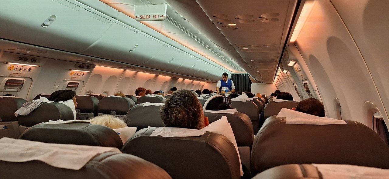 Avión comercial despegando en aeropuerto latinoamericano