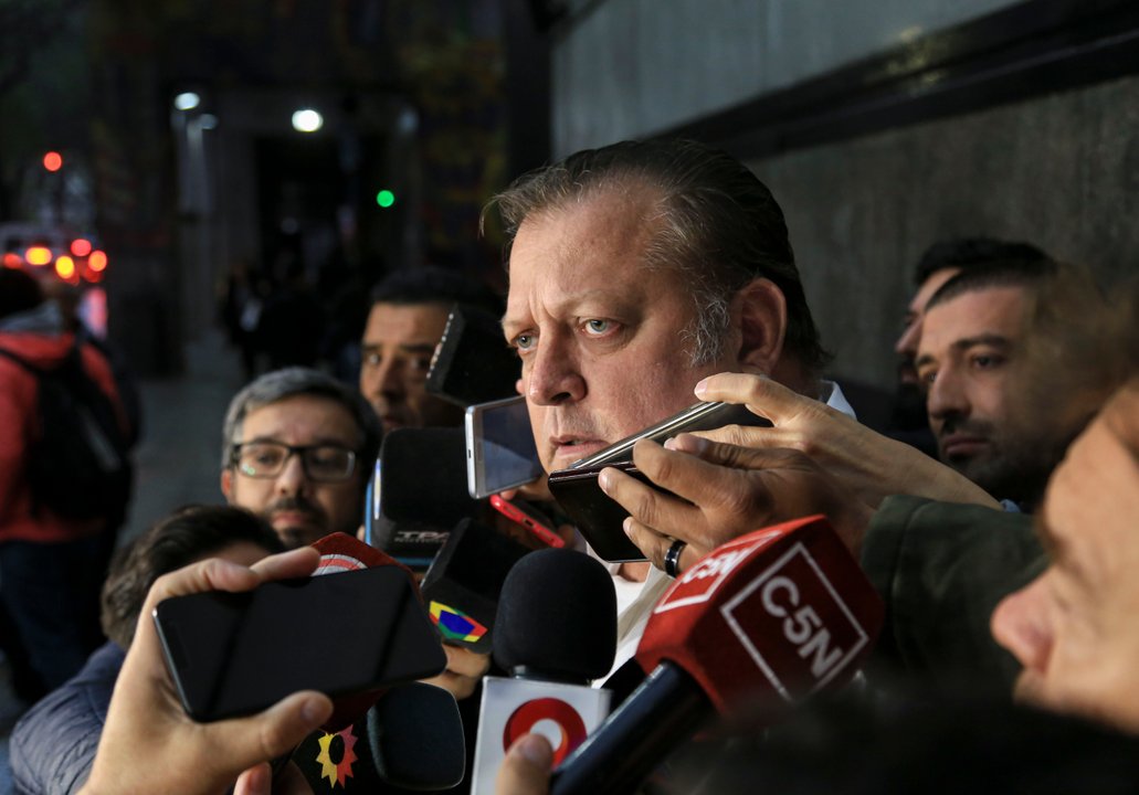 Avión comercial en pista, símbolo del debate por la seguridad aérea y el descanso de las tripulaciones