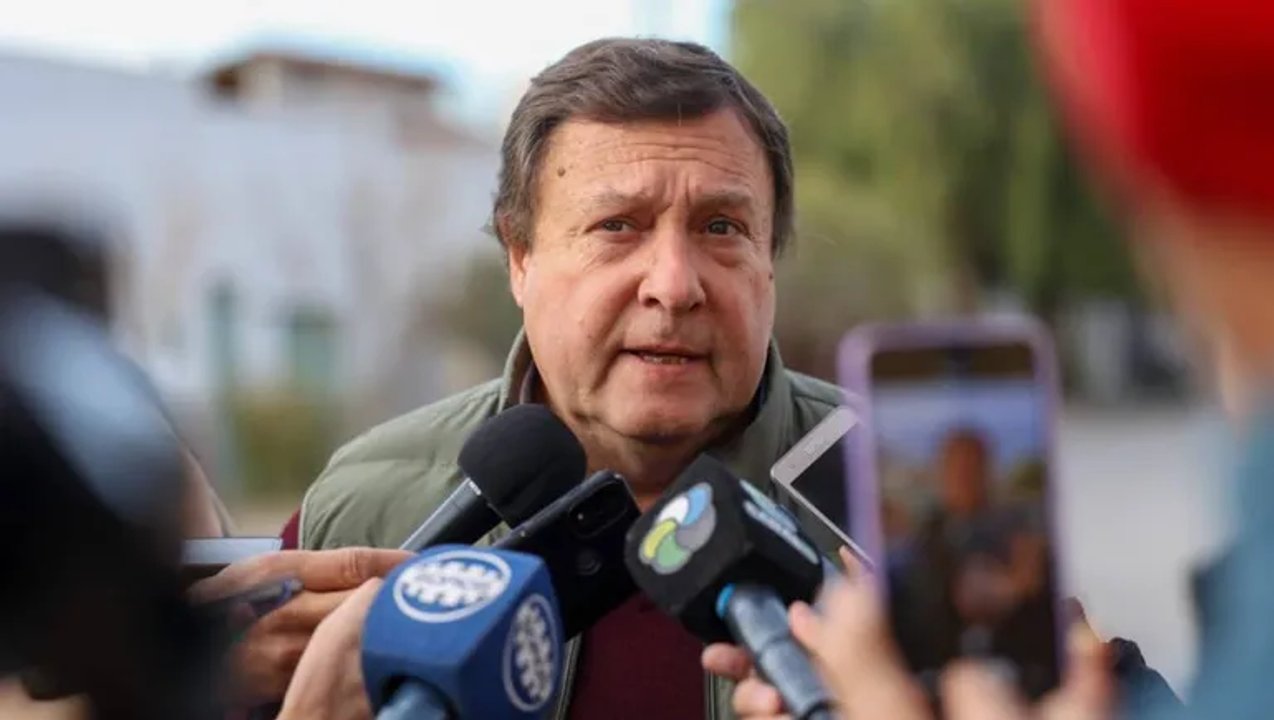 Alberto Weretilneck durante una conferencia de prensa
