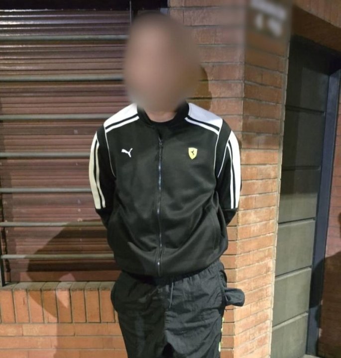 Detenidos en Villa Devoto mientras robaban pertenencias de un auto