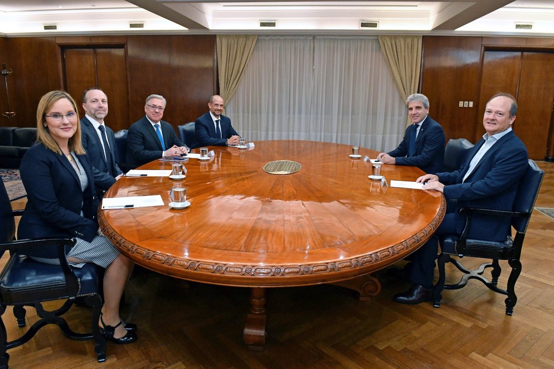 Luis Caputo junto a directivos de Chevron en el Ministerio de Economía