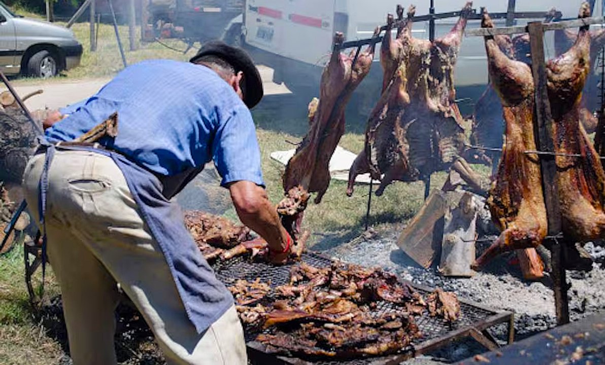 Corderos al asador en la Fiesta del Cordero de Magdalena