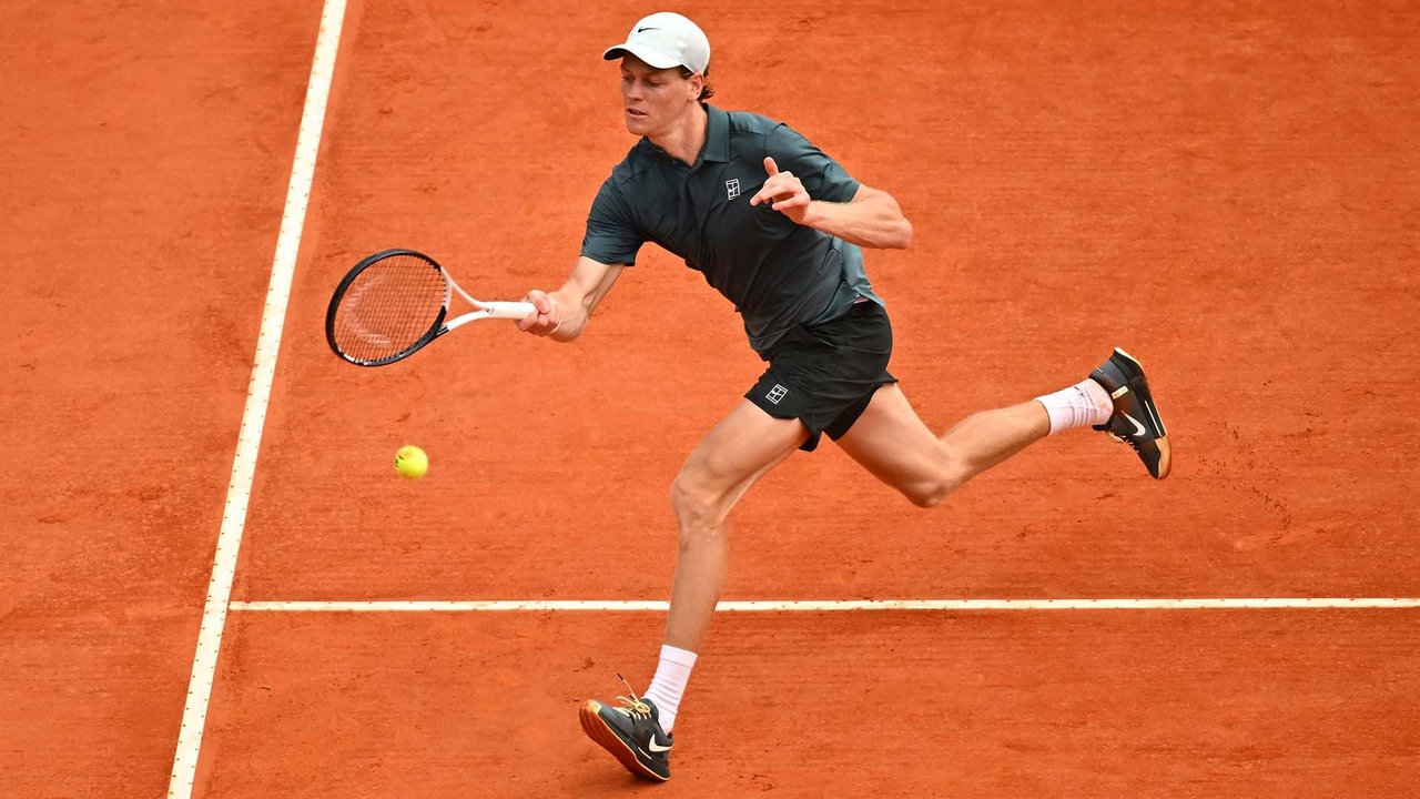 Sinner avanza en Roma y empata récord de Djokovic