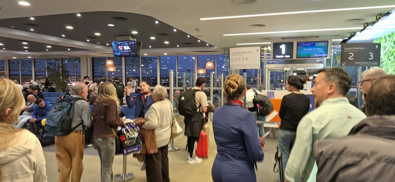 Aviones comerciales operando en un aeropuerto argentino