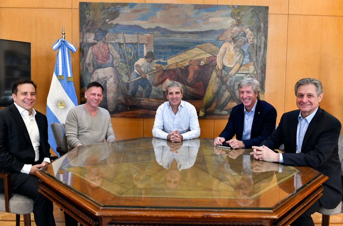 Luis Caputo y Peter Thiel en el Palacio de Hacienda