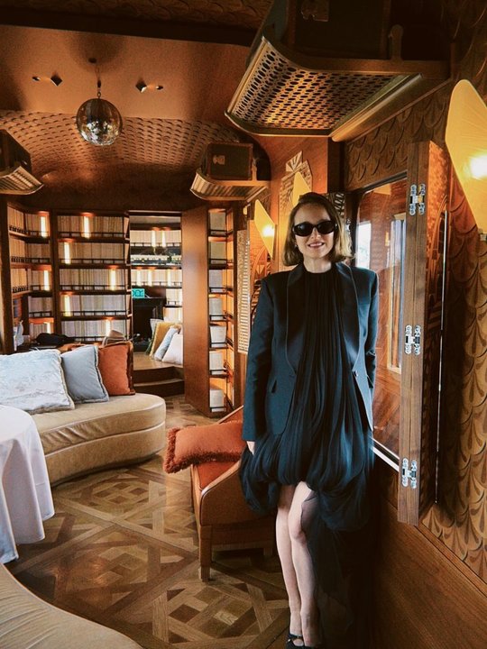Natalie Portman muestra su embarazo junto a Tanguy Destable