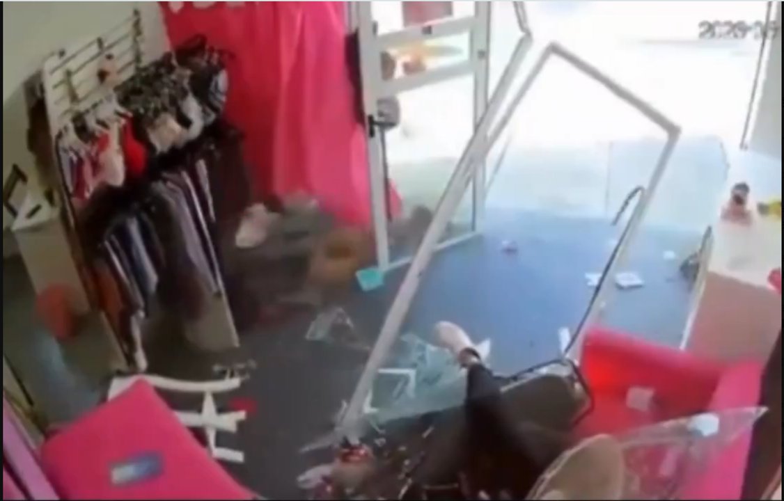 Accidente insólito en Caseros: adolescentes irrumpen en lencería con su moto