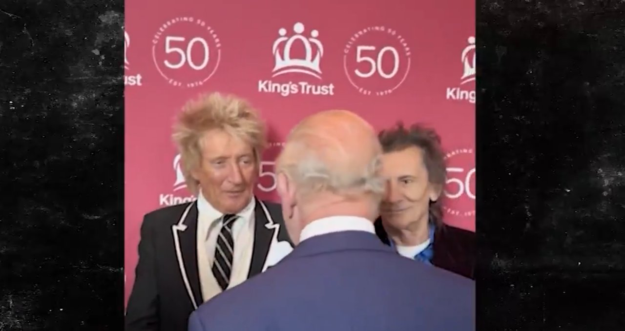 Rod Stewart saluda al rey Carlos III en el King's Trust en Londres