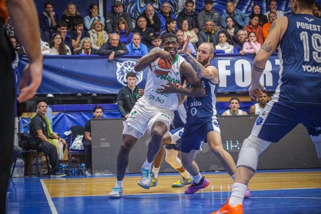 Atenas de Córdoba, el gigante caído del básquet argentino, desciende nuevamente