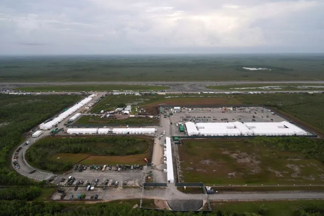 Vista aérea del centro de detención Alligator Alcatraz en Florida