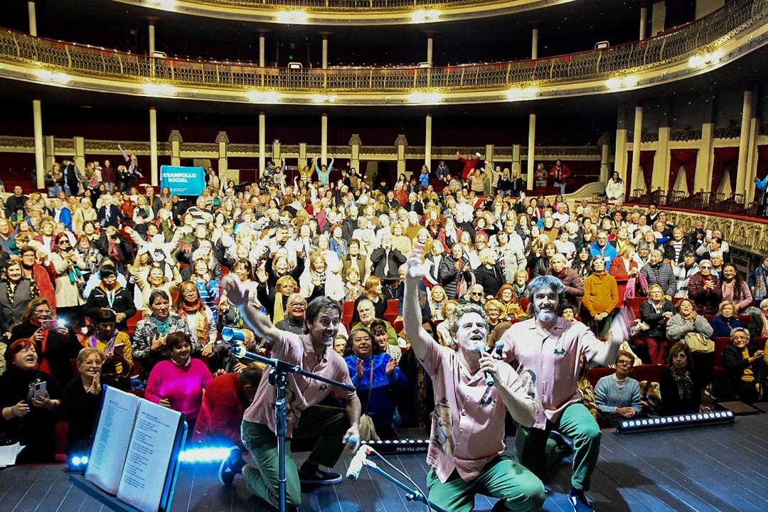 El Coliseo Podestá recibió a más de 650 adultos mayores con un show gratuito de 'Jubilandia'