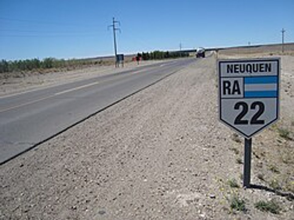 Patrullero y radar de control de velocidad en ruta nacional