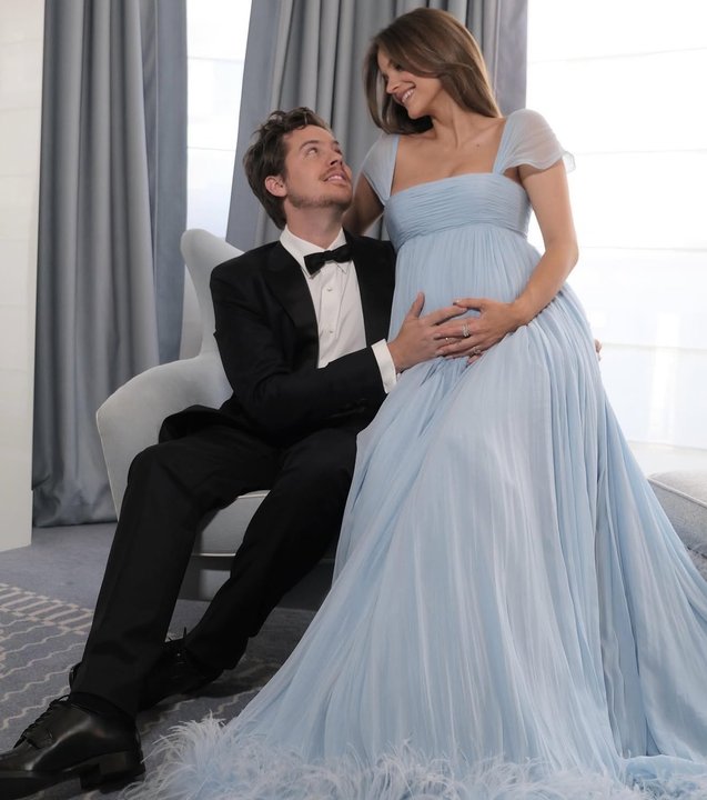 Barbara Palvin y Dylan Sprouse en la alfombra roja de Cannes