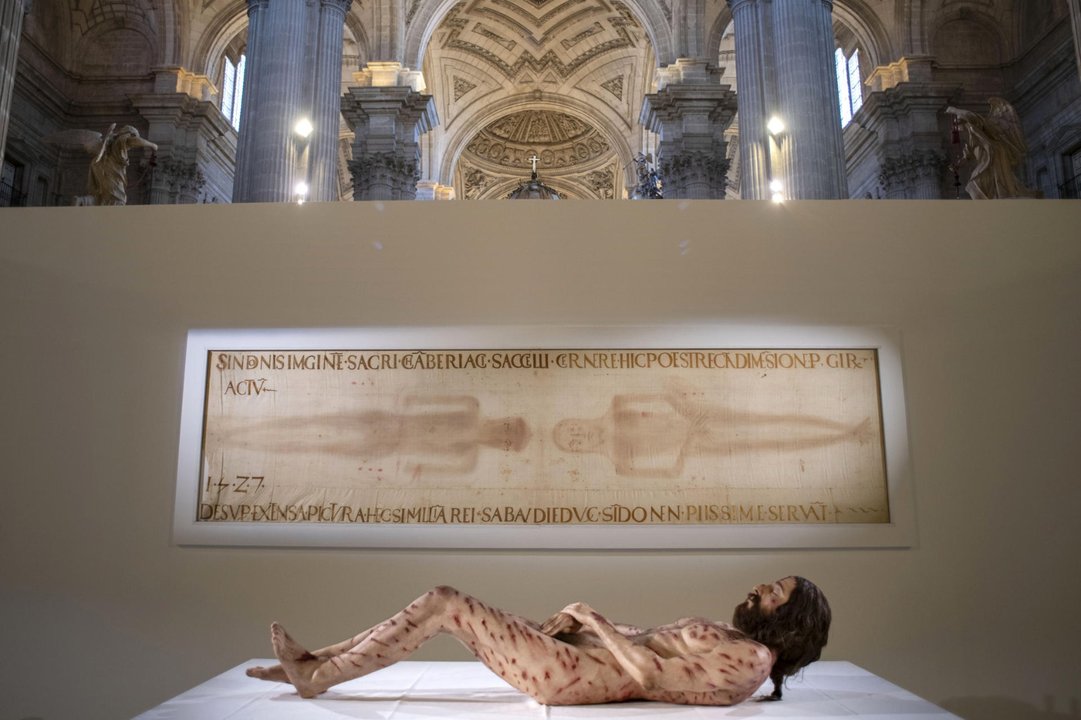 Exhibición The Mystery Man con figura hiperrealista de Jesús en Miami