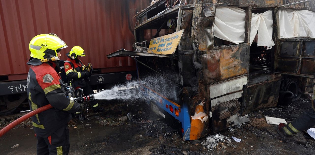 Operativo de rescate tras el choque entre tren y micro en Bangkok