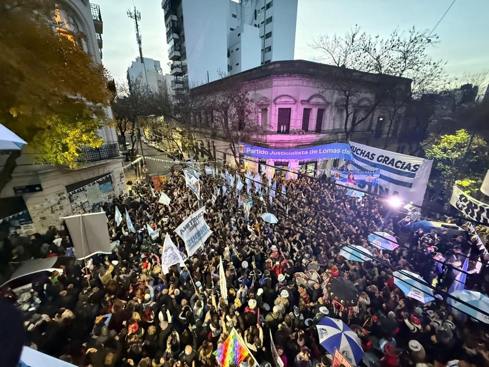 Militancia de Lomas de Zamora movilizada frente a la casa de Cristina Kirchner en Constitución