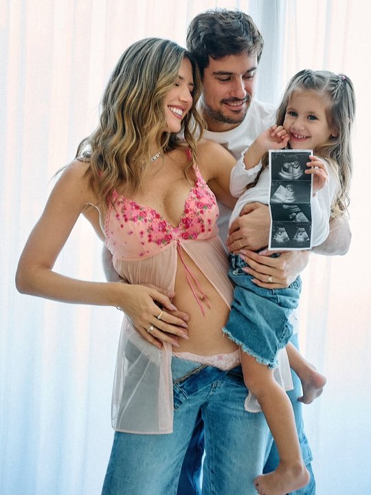 Stephanie Demner y Guido Pella anuncian su segundo embarazo junto a su hija