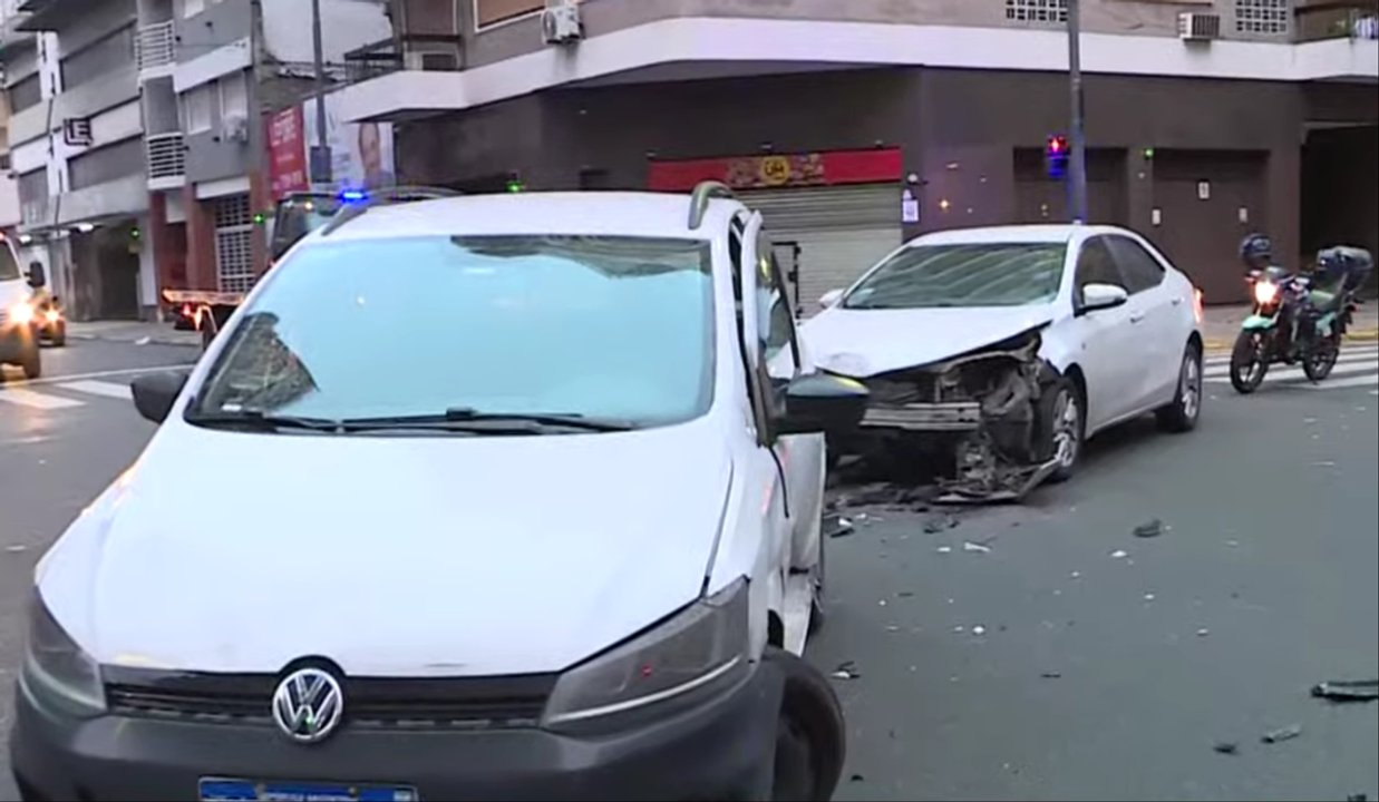 Accidente en Almagro: auto cruzó en rojo y destrozó otro vehículo