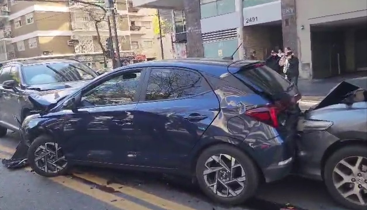 Impactante choque en Belgrano: una camioneta a contramano deja ocho heridos