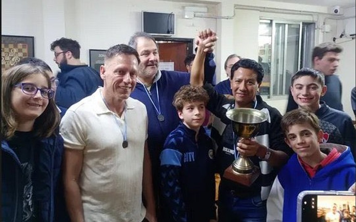 Peter Thiel jugando un torneo de ajedrez en un club del Abasto
